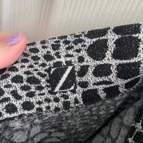 Z Animal Print Crop Leggings / Capris Women's Approx Size Small Black Gray - Picture 3 of 3